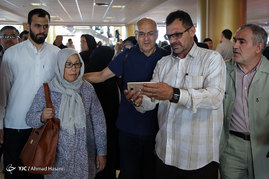 استقبال از پدر و مادر شهید فرانسوی کمال کورسل در فرودگاه مشهد