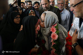 استقبال از پدر و مادر شهید فرانسوی کمال کورسل در فرودگاه مشهد