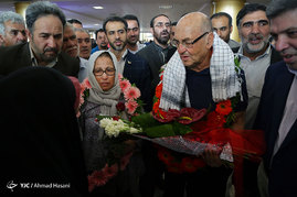 استقبال از پدر و مادر شهید فرانسوی کمال کورسل در فرودگاه مشهد