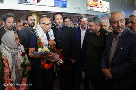 استقبال از پدر و مادر شهید فرانسوی کمال کورسل در فرودگاه مشهد