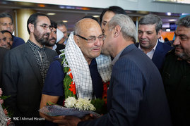 استقبال از پدر و مادر شهید فرانسوی کمال کورسل در فرودگاه مشهد