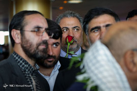 استقبال از پدر و مادر شهید فرانسوی کمال کورسل در فرودگاه مشهد
