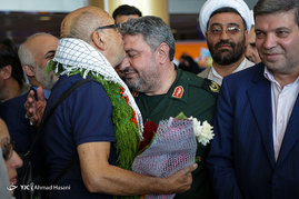 استقبال از پدر و مادر شهید فرانسوی کمال کورسل در فرودگاه مشهد