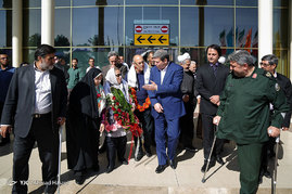 استقبال از پدر و مادر شهید فرانسوی کمال کورسل در فرودگاه مشهد