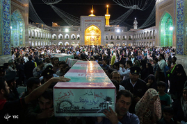طواف پیکرهای 19 شهید گمنام دفاع مقدس در حرم مطهر امام رضا (ع)‎