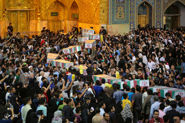 طواف پیکرهای 19 شهید گمنام دفاع مقدس در حرم مطهر امام رضا (ع)‎