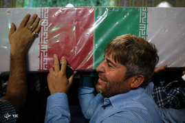 طواف پیکرهای 19 شهید گمنام دفاع مقدس در حرم مطهر امام رضا (ع)‎