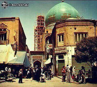 
نمایی زیبا از مسجد گوهرشاد مشهد در دهه ۵۰ خورشیدی و مغازه های اطراف آن قبل از طرح توسعه حرم رضوی
