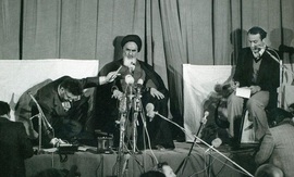امام خمینی در اولین کنفرانس مطبوعاتی در مدرسه علوی تهران

ابراهیم یزدی  به عنوان مترجم در تصویر دیده می شود.۱۳ بهمن ۵۷
