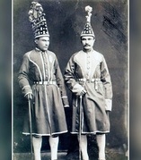 سال ۱۲۸۹؛ شاطران دوران قاجار

شاطران مردان تند پایی بوده‌اند که پیشاپیش اسب شاهان و دیگر رجال بزرگ می‌دویده‌اند و با یک چوب دستی بلند راه را برای عبور آنان از میان مردم باز می‌کردند.