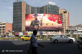 نصب تصویر شهید محسن حججی در میدان ولیعصر(عج)