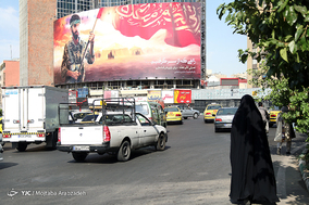 نصب تصویر شهید محسن حججی در میدان ولیعصر(عج)
