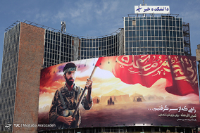 نصب تصویر شهید محسن حججی در میدان ولیعصر(عج)