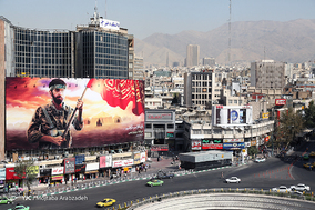 نصب تصویر شهید محسن حججی در میدان ولیعصر(عج)