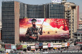 نصب تصویر شهید محسن حججی در میدان ولیعصر(عج)