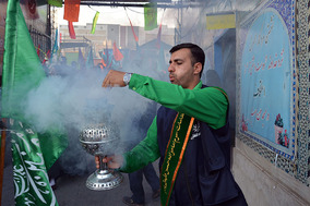 کاروان شادی به مناسبت عید غدیر از صحن امام زاده معصوم به سمت امام زاده حسن با حضور آبت اله احمد خاتمی برگزار شد.