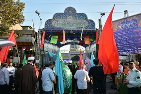 کاروان شادی به مناسبت عید غدیر از صحن امام زاده معصوم به سمت امام زاده حسن با حضور آبت اله احمد خاتمی برگزار شد.