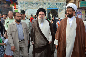 کاروان شادی به مناسبت عید غدیر از صحن امام زاده معصوم به سمت امام زاده حسن با حضور آبت اله احمد خاتمی برگزار شد.