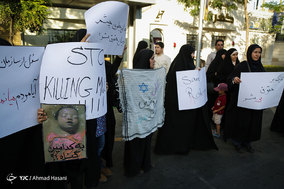تجمع جمعی از دانشجویان در اعتراض به جنایات دولت میانمار مقابل کمیساریای سازمان ملل در مشهد