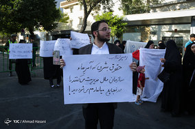 تجمع جمعی از دانشجویان در اعتراض به جنایات دولت میانمار مقابل کمیساریای سازمان ملل در مشهد