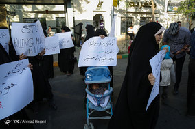تجمع جمعی از دانشجویان در اعتراض به جنایات دولت میانمار مقابل کمیساریای سازمان ملل در مشهد