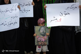 تجمع جمعی از دانشجویان در اعتراض به جنایات دولت میانمار مقابل کمیساریای سازمان ملل در مشهد