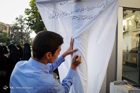 تجمع جمعی از دانشجویان در اعتراض به جنایات دولت میانمار مقابل کمیساریای سازمان ملل در مشهد