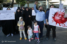 تجمع جمعی از دانشجویان در اعتراض به جنایات دولت میانمار مقابل کمیساریای سازمان ملل در مشهد