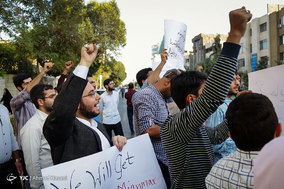 تجمع جمعی از دانشجویان در اعتراض به جنایات دولت میانمار مقابل کمیساریای سازمان ملل در مشهد