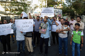 تجمع جمعی از دانشجویان در اعتراض به جنایات دولت میانمار مقابل کمیساریای سازمان ملل در مشهد