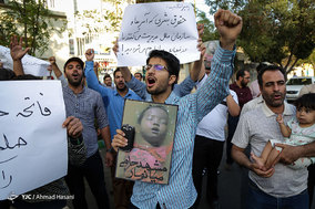 تجمع جمعی از دانشجویان در اعتراض به جنایات دولت میانمار مقابل کمیساریای سازمان ملل در مشهد
