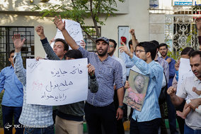 تجمع جمعی از دانشجویان در اعتراض به جنایات دولت میانمار مقابل کمیساریای سازمان ملل در مشهد
