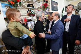 حضور رئیس رسانه ملی در منزل شهید محسن حججی