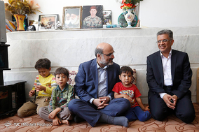 دیدار رئیس رسانه ملی با دو خانواده شهید مدافع حرم در اصفهان