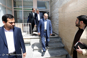 دیدار رئیس رسانه ملی با دو خانواده شهید مدافع حرم در اصفهان