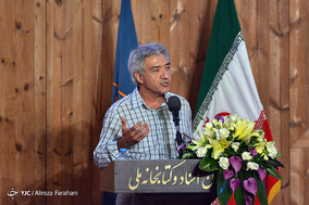 آیین تجلیل و رونمایی از تندیس و تمبر مریم میرزاخانی