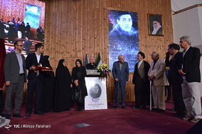 آیین تجلیل و رونمایی از تندیس و تمبر مریم میرزاخانی