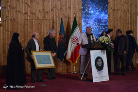 آیین تجلیل و رونمایی از تندیس و تمبر مریم میرزاخانی