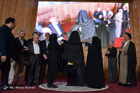 آیین تجلیل و رونمایی از تندیس و تمبر مریم میرزاخانی