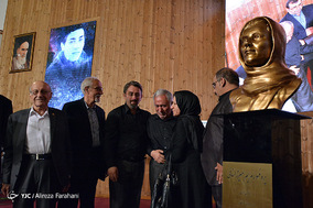آیین تجلیل و رونمایی از تندیس و تمبر مریم میرزاخانی