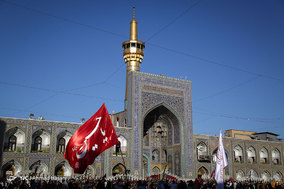 مراسم تعویض پرچم گنبد حرم امام رضا (ع) در آغاز ماه محرم