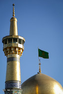مراسم تعویض پرچم گنبد حرم امام رضا (ع) در آغاز ماه محرم