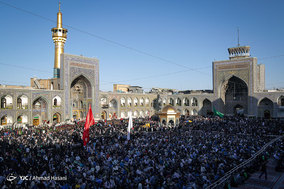 مراسم تعویض پرچم گنبد حرم امام رضا (ع) در آغاز ماه محرم