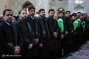 مراسم تعویض پرچم گنبد حرم امام رضا (ع) در آغاز ماه محرم