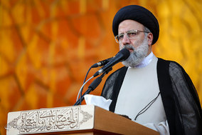 مراسم تعویض پرچم گنبد حرم امام رضا (ع) در آغاز ماه محرم