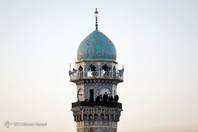 مراسم تعویض پرچم گنبد حرم امام رضا (ع) در آغاز ماه محرم