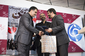 رونمایی از کتاب دِین در باشگاه خبرنگاران جوان