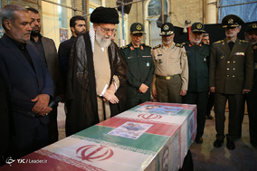 حضور رهبر معظم انقلاب در کنار پیکر مطهر شهید محسن حججی