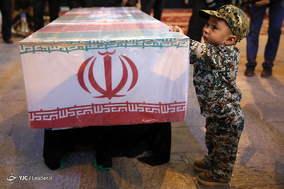 حضور رهبر معظم انقلاب در کنار پیکر مطهر شهید محسن حججی
