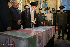 حضور رهبر معظم انقلاب در کنار پیکر مطهر شهید محسن حججی